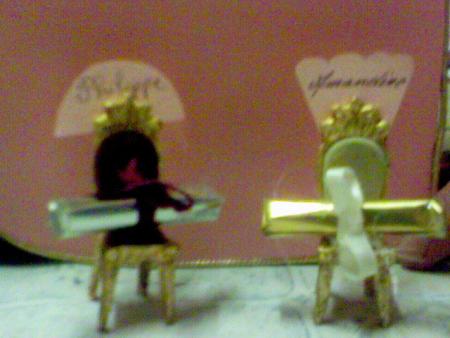Les marques place avec des chaises et chantillons de parfums