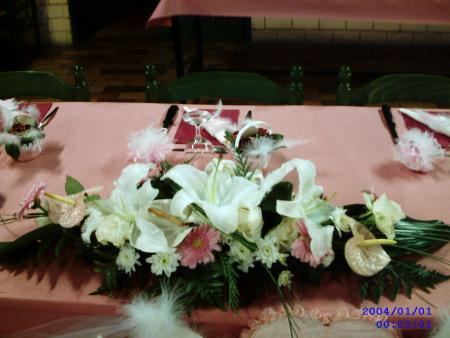 Table d'honneur avec la composition florale fait par la fleuriste patou fleur d'orange.